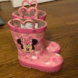 Gently used fir lined Minnie boots